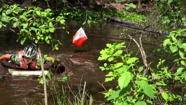 Спортсмен с пеной на контрольно-пропускном пункте в болоте и бежит . — стоковое видео
