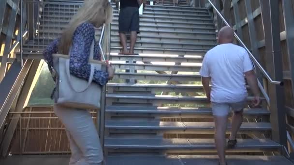 Människor klättra trappa nya observation däck av trä aluminium 4K — Stockvideo