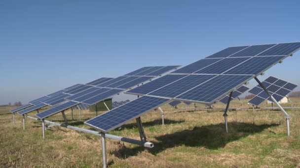 Paneles colectores solares giran — Vídeo de stock