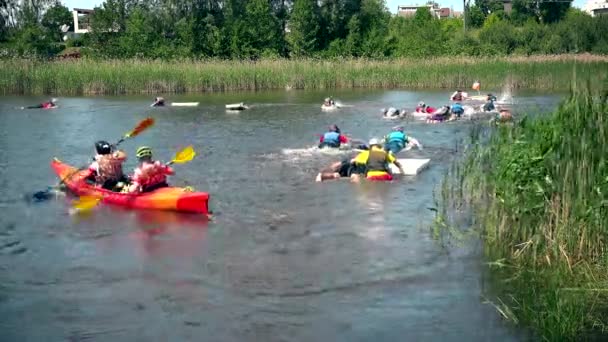 Active sporty people floating on lake in water sport competition. — Stock Video