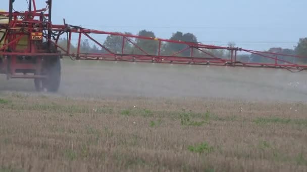 Máquina de pulverización de malezas de campo con herbicidas en otoño. Panorama. 4K — Vídeo de stock