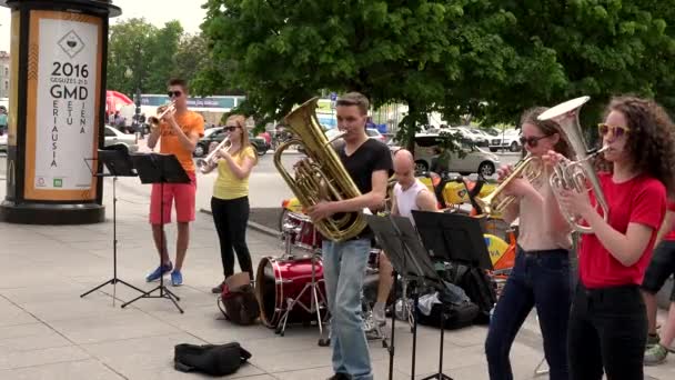 Young people orchestra play music with wind and drum instruments. — Stock Video