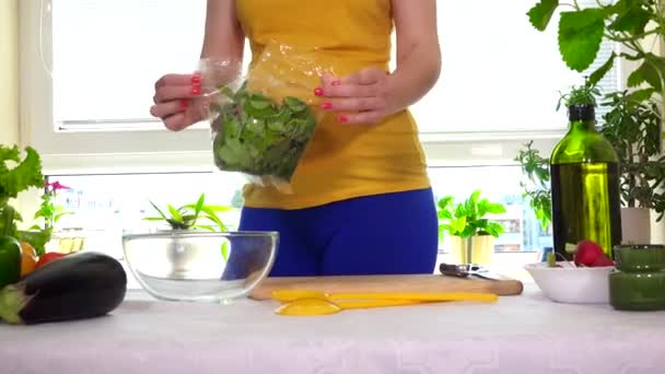 Femme enceinte préparer la salade à partir de feuilles de betterave sur la table de cuisine — Video