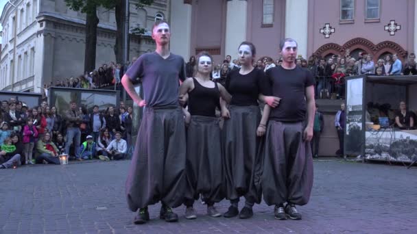 Theater gezelschap handelt gepassioneerd in straatfestival en publiek. 4k — Stockvideo