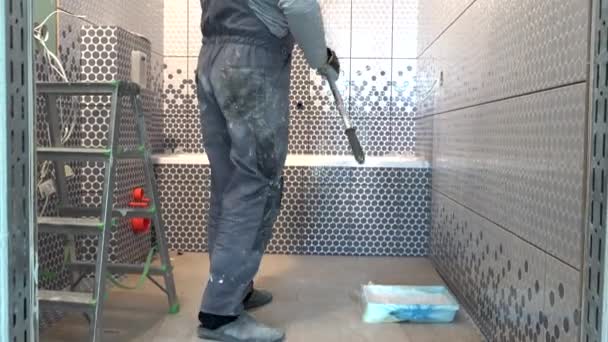 Pintor hombre pintura baño techo con rodillo herramienta — Vídeo de stock