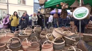 insanlar bahar Casimir fuar pazarında hasır el yapımı sepetler seçin. Steadicam