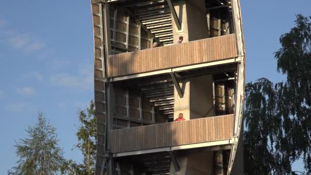 Nouvelle forme bâtiment architectural dans la nature verte à l'été. 4K — Video