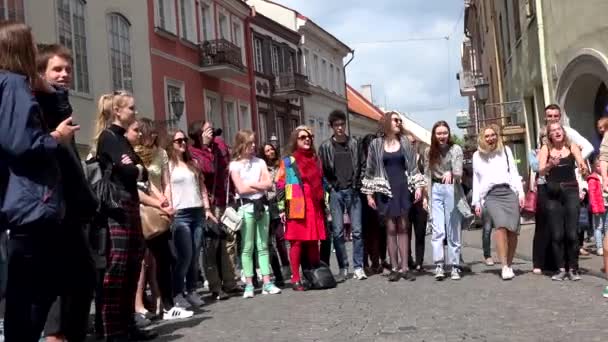 Admired people audience like playful young comic group dance and sing. Panorama — Stock Video