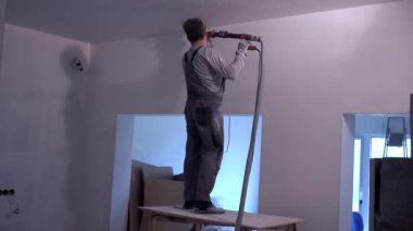 Taşlama zımpara makinesi ile profesyonel işçi parlatma tavan