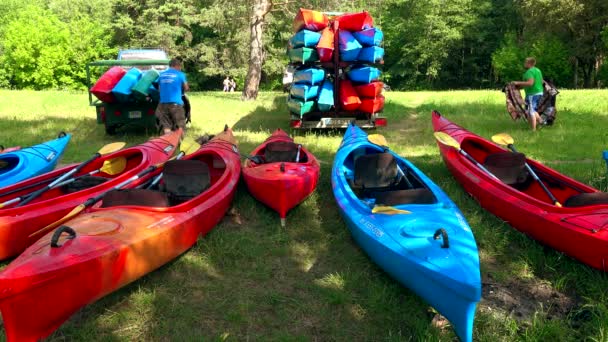 Ekstrem hizmetler, canoes bakımı. Teknelerin ulaşıma hazırlanması. — Stok video