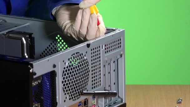 Les mains de technicien dévissent et retirent la carte graphique du boîtier de l'ordinateur . — Video