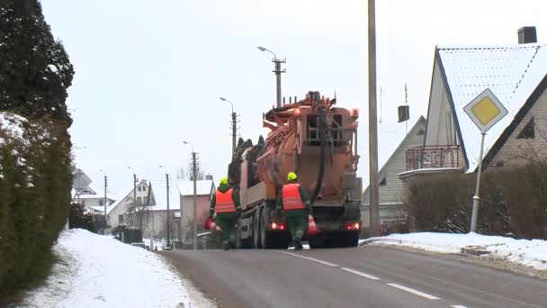 Travailleurs et camion spécial pour l'enlèvement des égouts dans les rues — Video