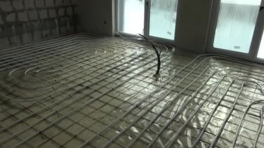 Katta ısıtma boruları ile inşaat alanı. Duvarları olmayan odalar