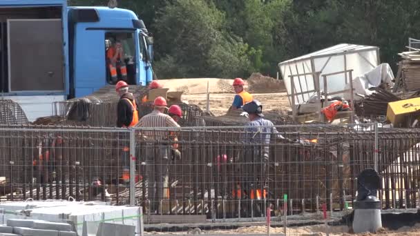 Facharbeiter bauen mit schwerem Gerät ein Autobahnviadukt. Auszoomen — Stockvideo