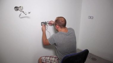 Çılgın adam elektrik şoku alır. Guy shake tutma kablosu