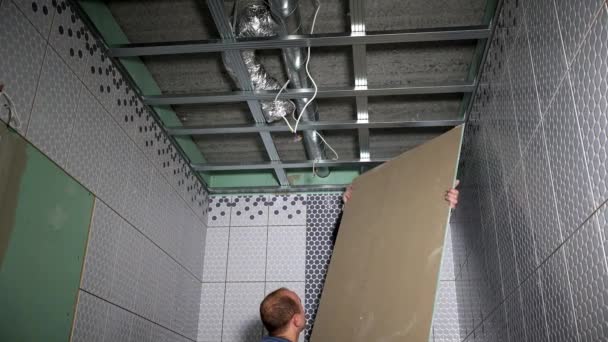 Amatör arbetstagare installera gipskartong på taket — Stockvideo