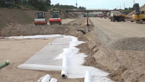 Nowoczesne materiały technologiczne i wyposażenie stosowane w budowie nowej drogi autostradowej — Wideo stockowe