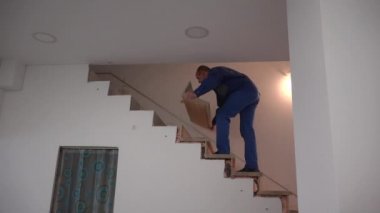 Profesyonel işçi beton merdiven basamakları üzerine kül panoları yüklemek