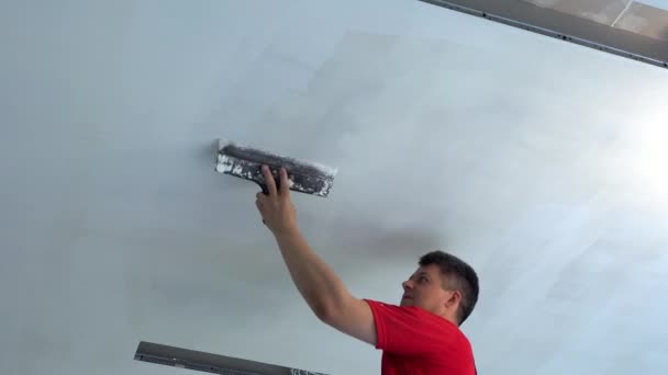 Plasterer apply plaster with trowel on ceiling — Stock Footage Plasterer apply plaster with trowel on ceiling Stock Video