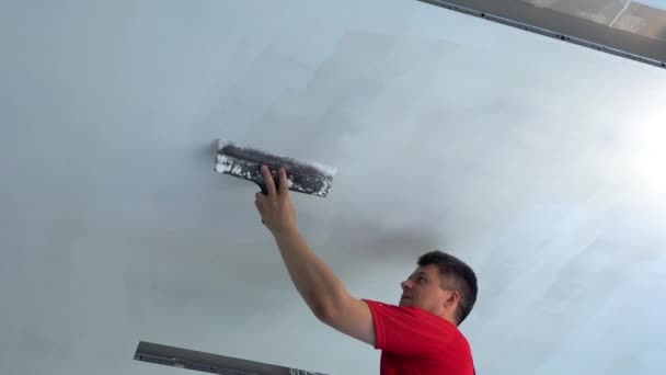 Gesso applicare intonaco con spatola sul soffitto — Video Stock