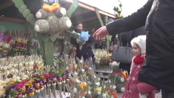 Mercanti e clienti vicino a incredibili souvenir fatti a mano di palma naturale. steadicam — Video Stock