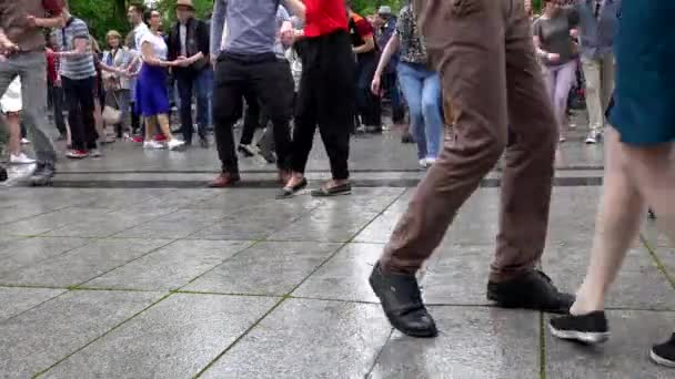 ストリートダンサーの足は、道路の舗装上でダンスステップを実行します。ストリートミュージックの日. — ストック動画