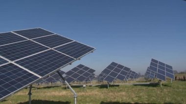 Yenilenebilir enerji üreten güneş panelleri