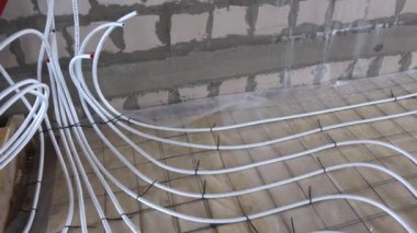 Kapalı inşaat alanı zemin üzerinde ısıtma boru hatları. Enerji tasarruflu sistem