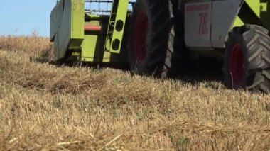 Çiftlik hasat makinesinden düşen saman ve toz tarım alanında çalışmayı birleştirir. 4k