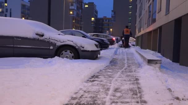 Uomo neve pulita dai marciapiedi con spazzaneve al mattino. 4K — Video Stock