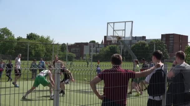 Basketbalové týmy se účastní pouličních soutěží a podpůrných fanoušků. 4k — Stock video