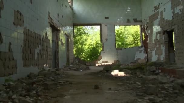 Прогулянка по покинутій моторошній будівлі армії СРСР — стокове відео