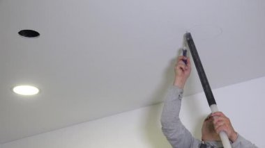 amatör adam yuvarlak led ışık paneli için tavan deliği gördüm