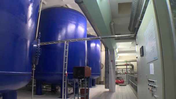 Резервуары для хранения осадков для очистки воды. Производство биогаза — стоковое видео