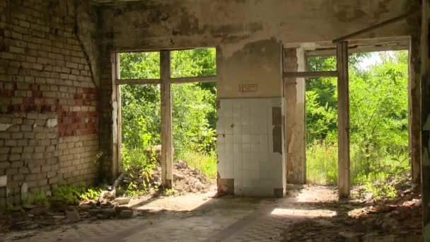 Velha casa abandonada após o Armagedom — Vídeo de Stock