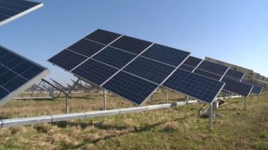 Güneş paneli plantasyonu. Güneş ışığından alternatif temiz enerji üretimi