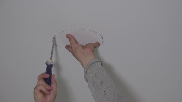 Arbejder hånd med håndsav skærehul i gipsplader loft – Stock-video
