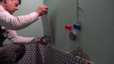Vasıflı işçi banyo duvarına fayans döşemek yüklemek