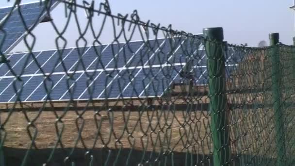 Fencing the territory on which the solar power elements — Stock Video