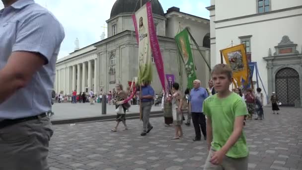 Οι άνθρωποι της ενορίας κουβαλάνε σημαίες και ψάλουν σε θρησκευτική πομπή. 4K — Αρχείο Βίντεο
