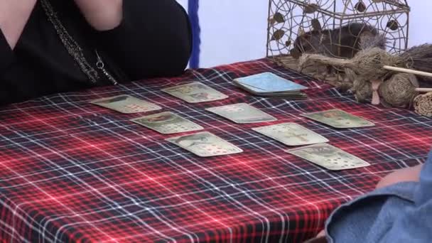 Peramal wanita dengan topi membaca kartu tarot tentang masa depan klien. 4K — Stok Video