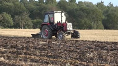 panorama görünümü traktör çalışma pulluk sonbahar ile tarım arazilerinde. 4k 