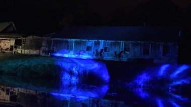 kırsal ev müzesi gece gösterisinde mavi lazer ışık aydınlatılmış. 4k