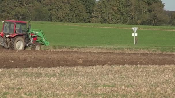 Vieja granja tractor arado agricultura rastrojo campo en temporada de otoño. 4K — Vídeos de Stock