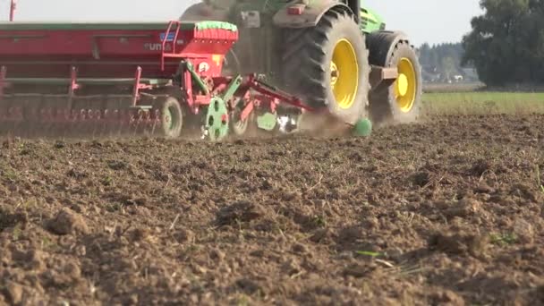 Moderne colture vegetali trattore con seminatore speciale seminatore. 4K — Video Stock