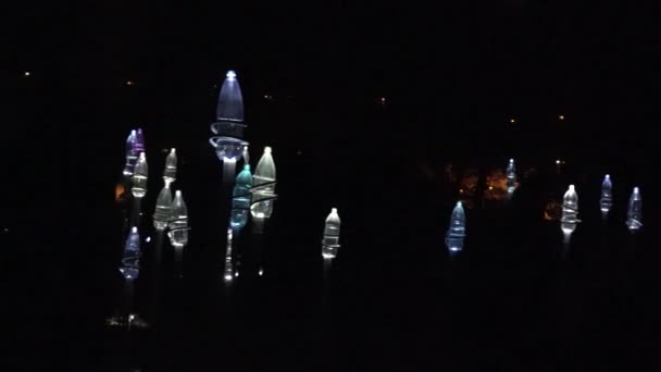 Instalación de arte en botellas de plástico y personas en festival de luz. Panorama. 4K — Vídeo de stock