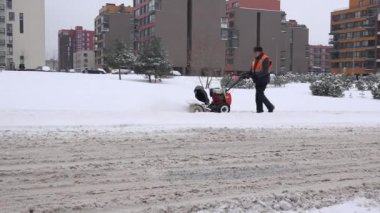 adam temiz karlı yürüyüş konut çeyreğinde kar blower ile. 4k
