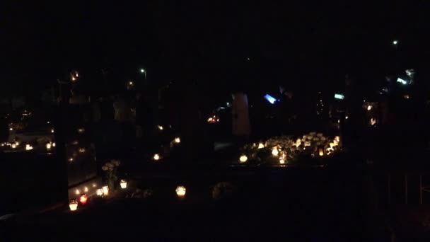 Священники и христиане фолд люди скандируют кантику на ночном кладбище. Следуйте. 4K — стоковое видео
