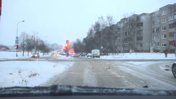 Bil trafikljus i City korsningen i oväntade massiva snöfall. 4K — Stockvideo