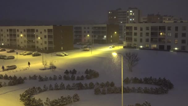 Bilkörning mellan moderna Flat Lägenhet hus distrikt på vintern. 4K — Stockvideo